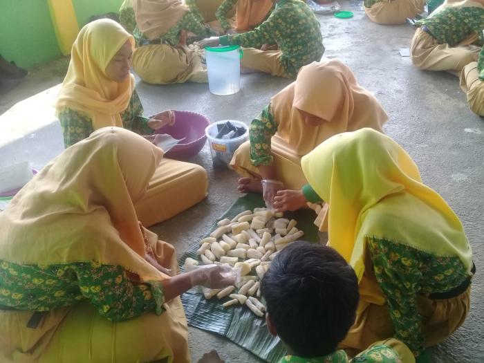 Siswa-Siswi Kelas IX MTs Negeri 7 Batanghari Praktek Buat Tape