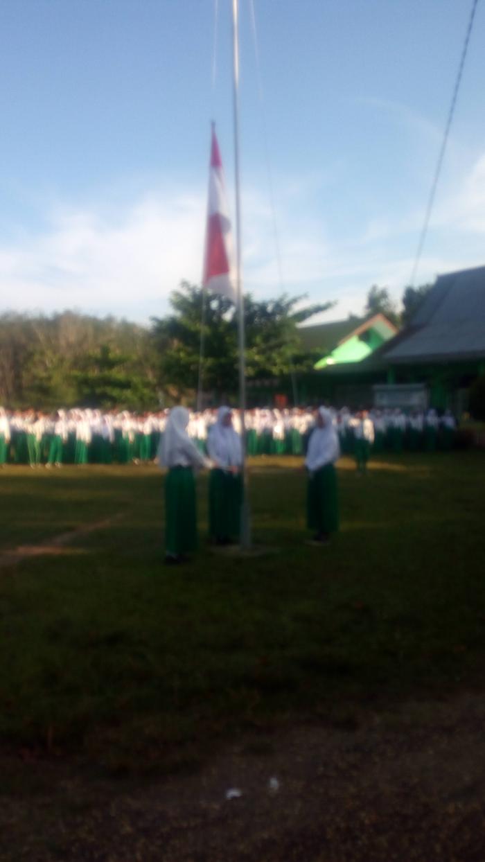 Pembentukan Karakter Disiplin Melalui Upacara Bendera Rutin MTs Negeri 7 Batanghari