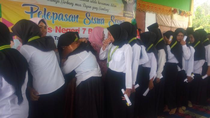 Nuansa Haru Warnai Pelepasan Siswa-Siswi Kelas IX MTs Negeri 7 Batanghari