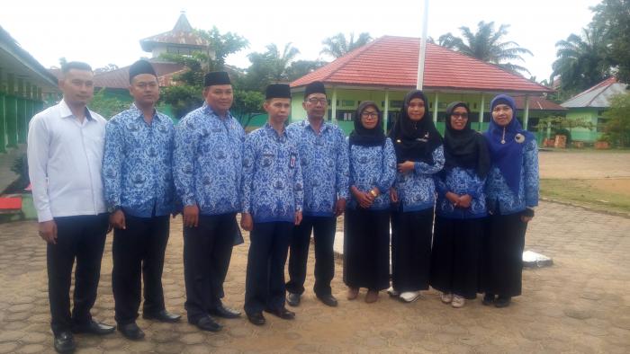 Bukti Cinta Pancasila, Keluarga Besar MTs Negeri 7 Batanghari Ikuti Upacara