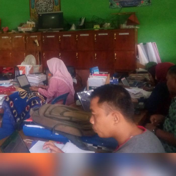 Majelis Guru MTs Negeri 7 Batanghari Input Nilai Kelas IX