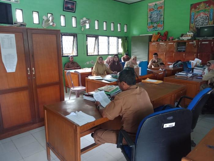 Hari Perdana Masuk Sekolah, Keluarga Besar MTs Negeri 7 Batanghari Hadir 100%