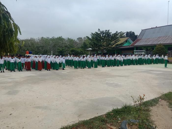 Pengurus OSIS MTs Negeri 7 Batanghari Petugas Upacara Perdana