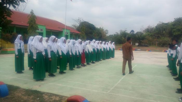 MTs Negeri 7 Batanghari Start Dini Persiapan Lomba Gerak Jalan