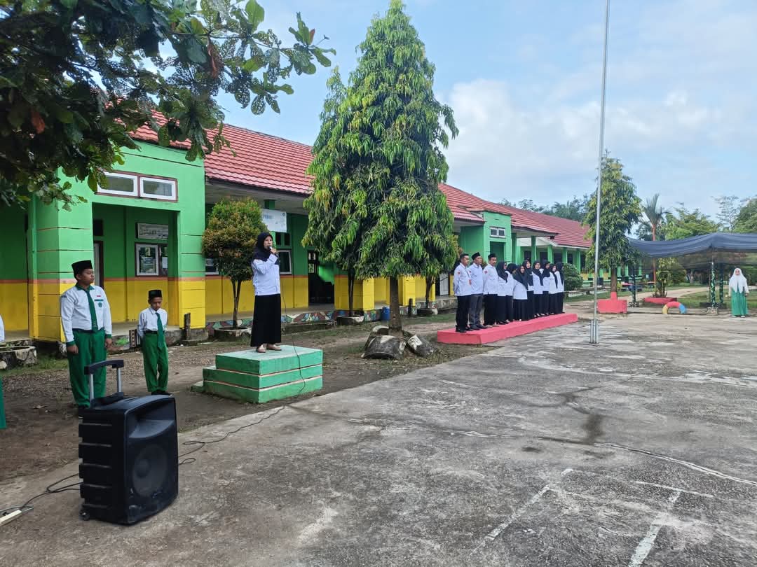 Nurani, S.Pd.I Bertindak Sebagai pembina Upacara Bendera Nurani, S.Pd.I Bertindak Sebagai pembina Upacara Bendera