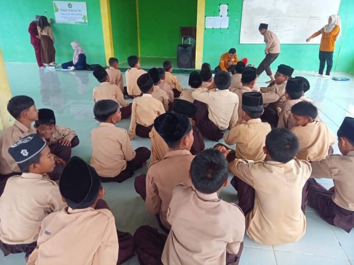 Menimbang Badan Siswa Bagian Dari Program Cek Kesehatan 