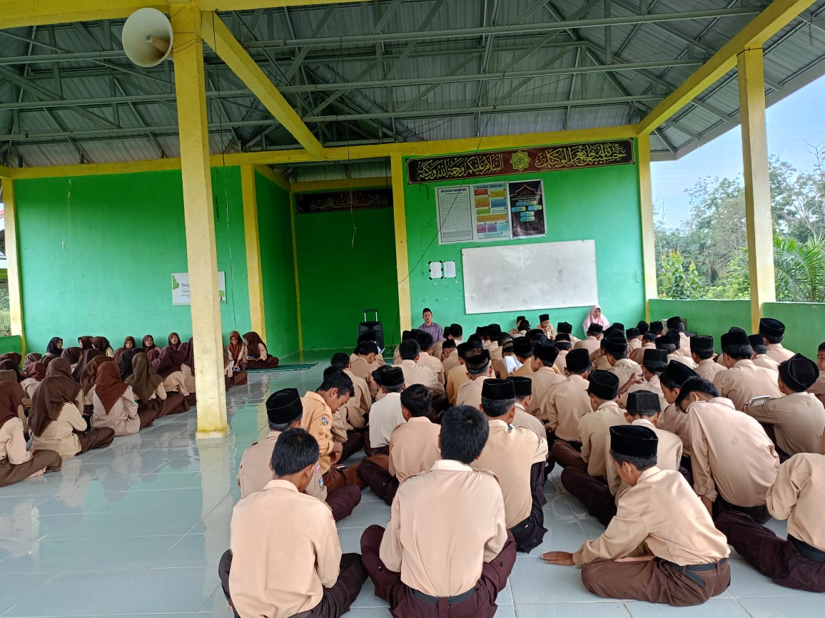 Kelas IX B Petugas Pelaksana Kegiatan Rutin Yasinan