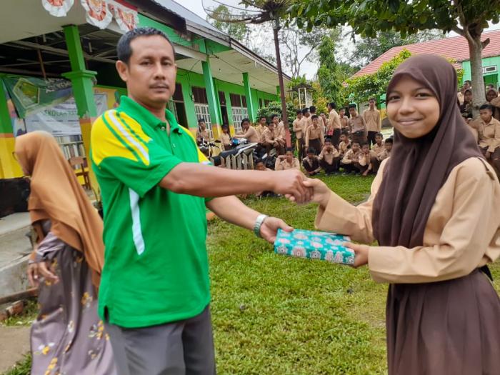 Nurlia Fitri Juara Umum Semester Ganjil MTs Negeri 7 Batanghari