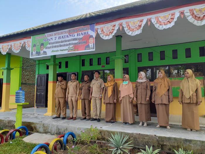 Kepala MTs Negeri 7 Batanghari Beri Arahan Kepada Peserta UAMBNBK