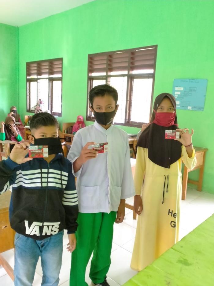 Siswa-Siswi Kelas VII MTs Negeri 7 Batanghari Terima Kartu Perdana Merdeka Belajar