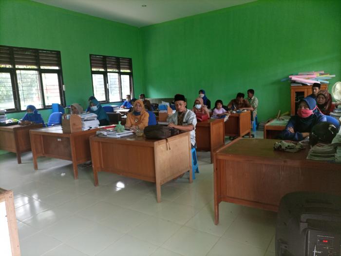 Hari Perdana Masuk Sekolah, Keluarga Besar MTs Negeri 7 Batanghari Hadir 100%