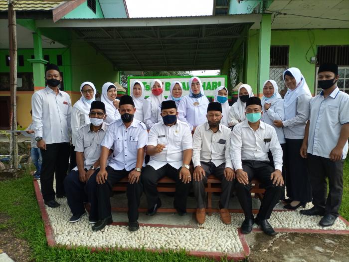 Majelis Guru dan Pegawai MTs Negeri 7 Batanghari Petugas Upacara HAB Ke 75