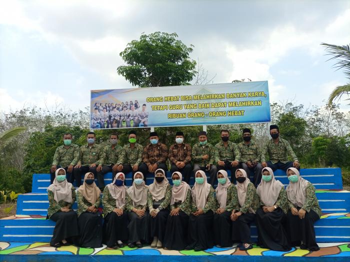 Suasana Keakraban Kepala Kankemenag Bersama Keluarga Besar MTs Negeri 7 Batanghari