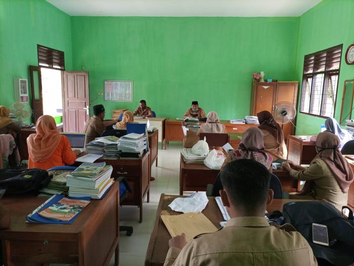 Guru Dan Pegawai MTs Negeri 7 Batanghari Dilibatkan Dalam Kepanitiaan Akreditasi