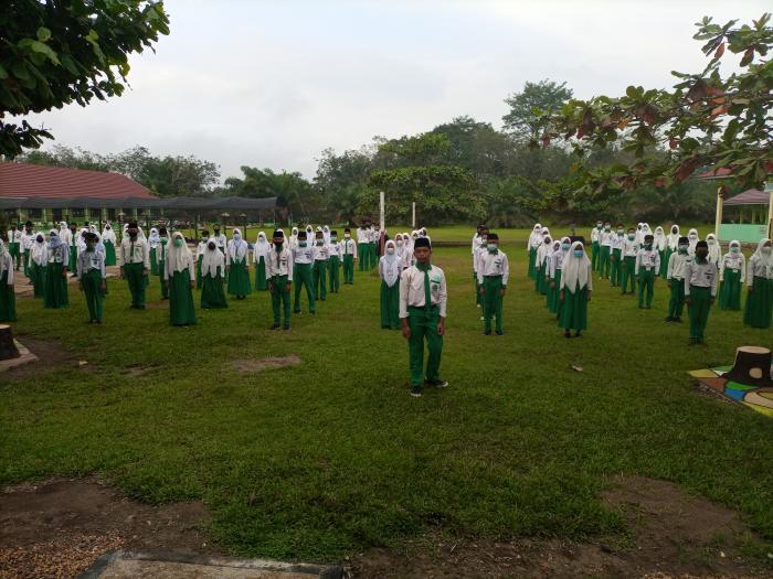 Siswa Kelas IX MTs Negeri 7 Batanghari Lulus 100%