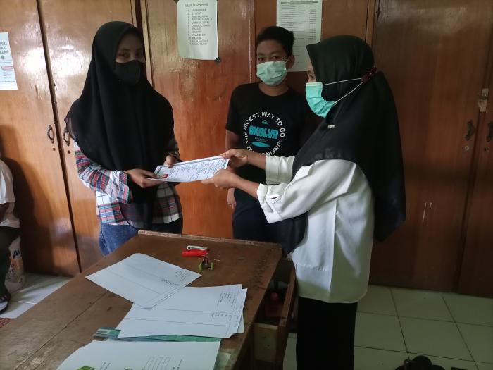 Siswa-Siswi Kelas IX MTs Negeri 7 Batanghari Terima SKHU