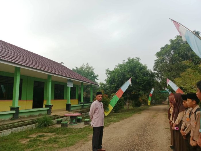 Kepala Madrasah Ikut Tertibkan Kehadiran Siswa Di Madrasah 