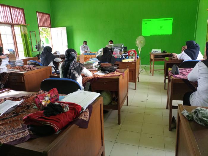 Kepala MTs Negeri 7 Batanghari Pimpin Rapat Rutin