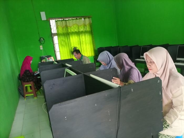 Para Wali Kelas MTs Negeri 7 Batanghari Rampungkan Pengisian Rapor Siswa