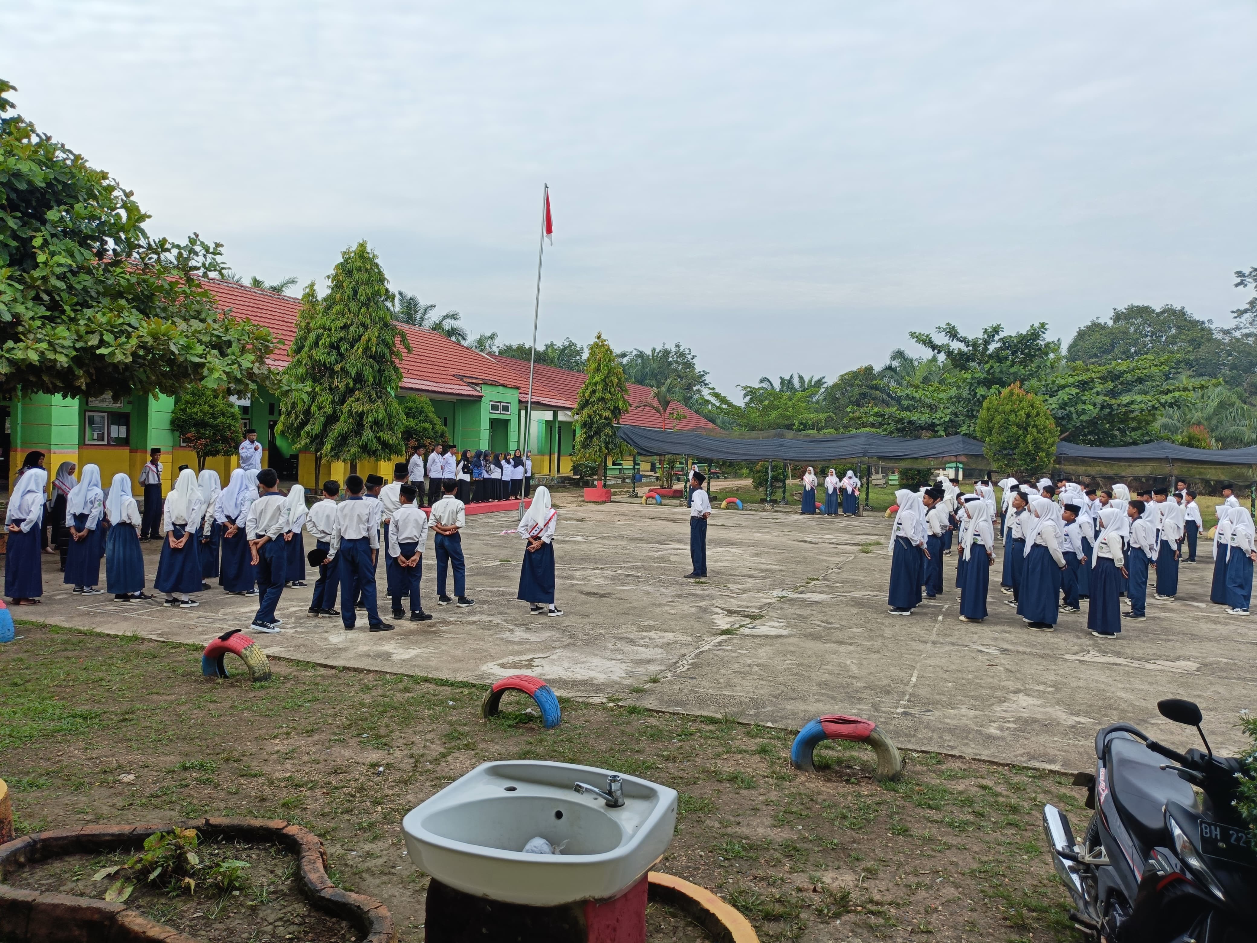 Keluarga Besar Madrasah Ikuti Pelaksanaan Upacara Harkitnas Keluarga Besar Madrasah Ikuti Pelaksanaan Upacara Harkitnas