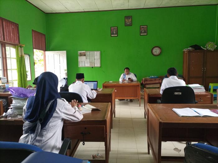 Kepala MTs Negeri 7 Batanghari Pimpin Rapat Pembagian Tugas Semester Ganjil 