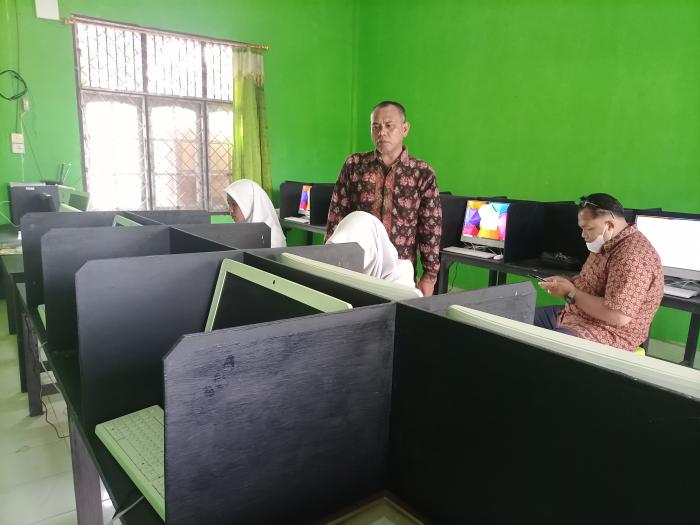 Siswi MTs Negeri 7 Batang Hari Ikuti Simulasi KSM Matematika