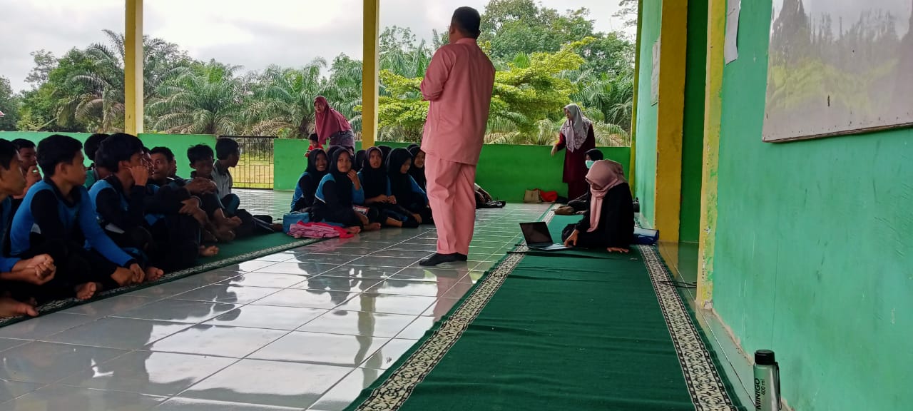Sosialisasi Rokok Bagi Siswa-Siswi Kelas IX Sosialisasi Rokok Bagi Siswa-Siswi Kelas IX