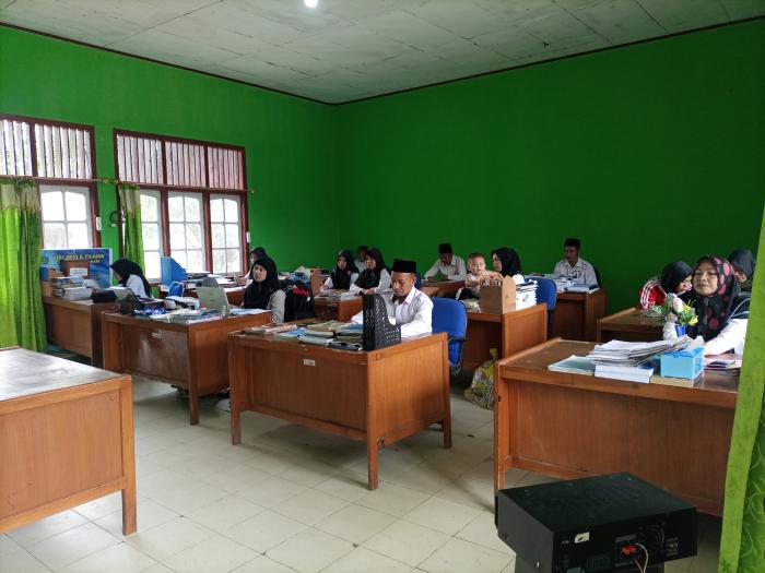 Hari Perdana Masuk Madrasah, Keluarga Besar MTs Negeri 7 Batanghari Hadir 100%