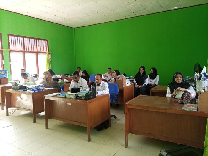 Kepala MTs Negeri 7 Batanghari Gelar Rapat Rutin Pembagian Tugas Semester Genap