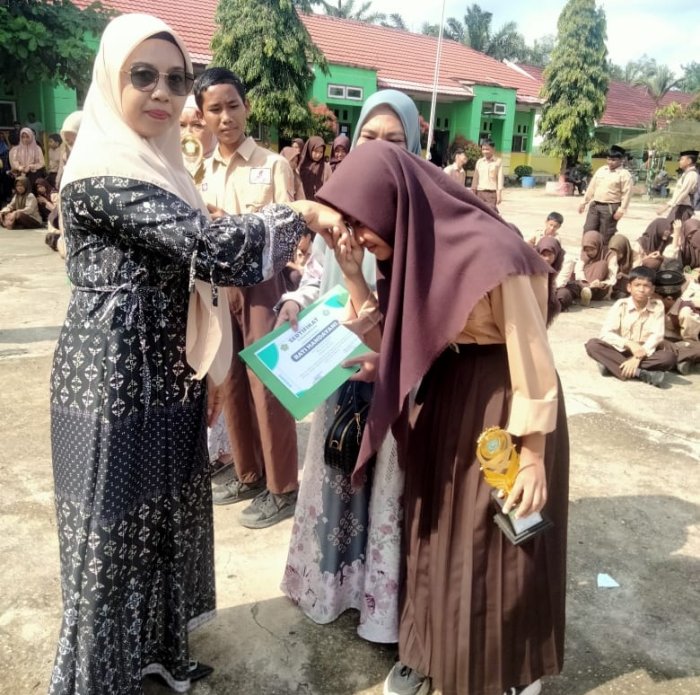 Tuntaskan Tahun Ajaran, Ratusan Siswa-Siswi MTsNegeri 7 Batang Hari Terima Rapor Semester Genap