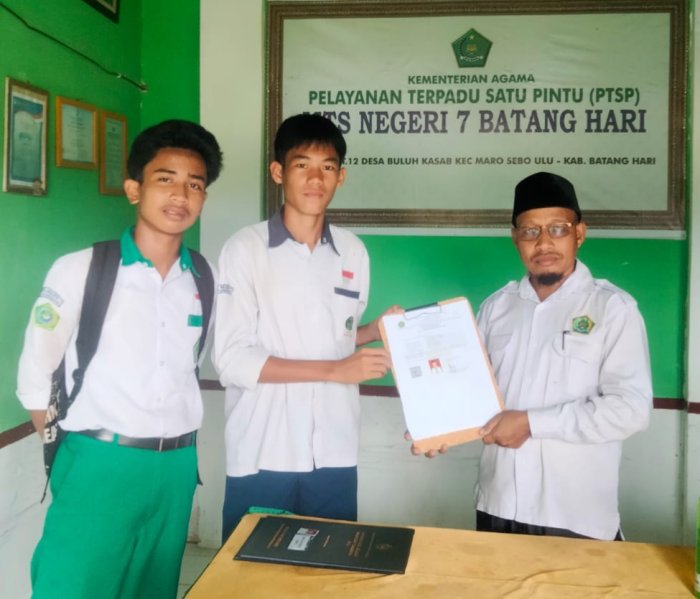 Momentum Bersejarah, Kepala Madrasah Serahkan SKL dan SKHU Secara Simbolis