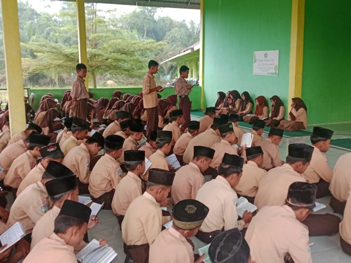 Kegiatan Pembiasaan Ajang Melatih Keberanian Siswa