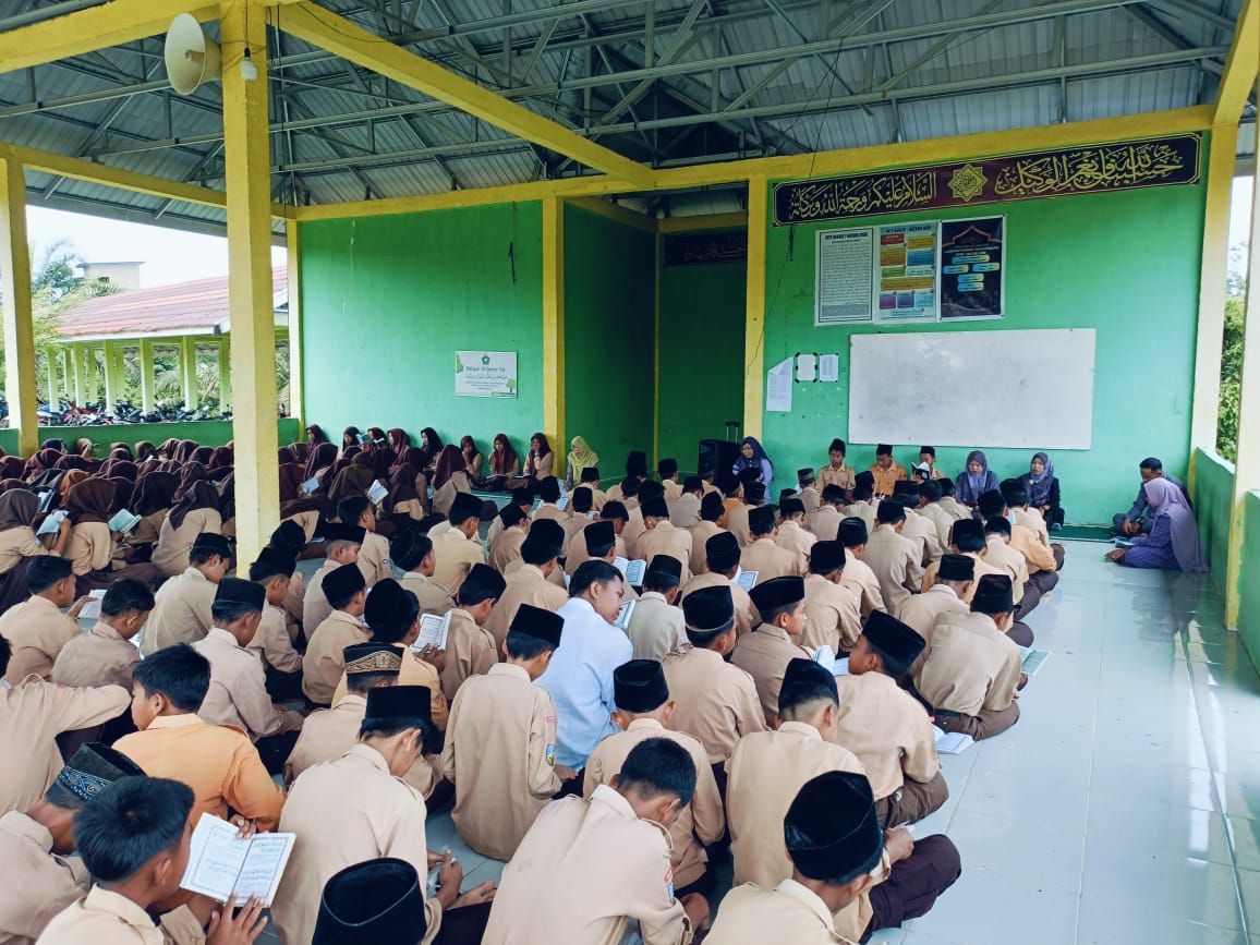 Kegiatan Yasinan Mengawali KBM Hari Jum'at