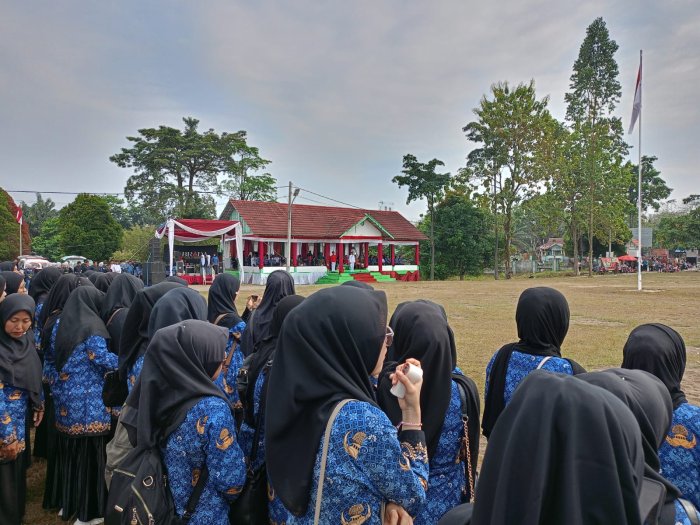 Keluarga Besar MTsNegeri 7 Batang Hari Bersama ASN Kecamatan Maro Sebo Ulu Ikuti Upacara HUT RI dengan Khidmat Keluarga Besar MTsNegeri 7 Batang Hari Bersama ASN Kecamatan Maro Sebo Ulu Ikuti Upacara HUT RI dengan Khidmat