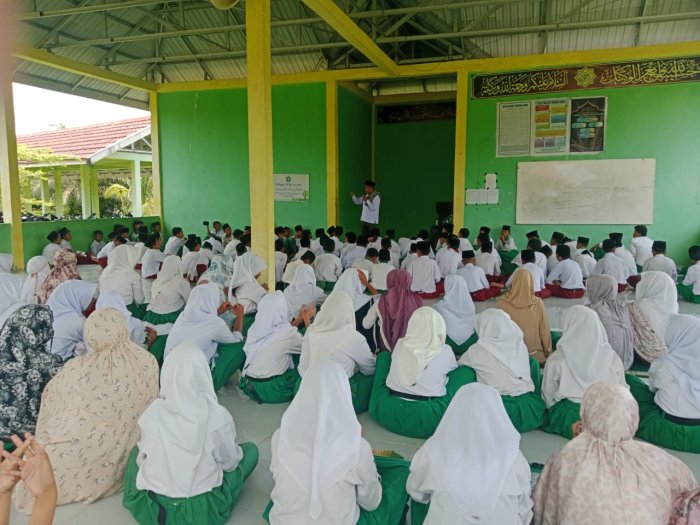 Sholat Zhuhur Berjamaah Giat Rutin  Siswa-Siswi MTs Negeri 7 Batang Hari