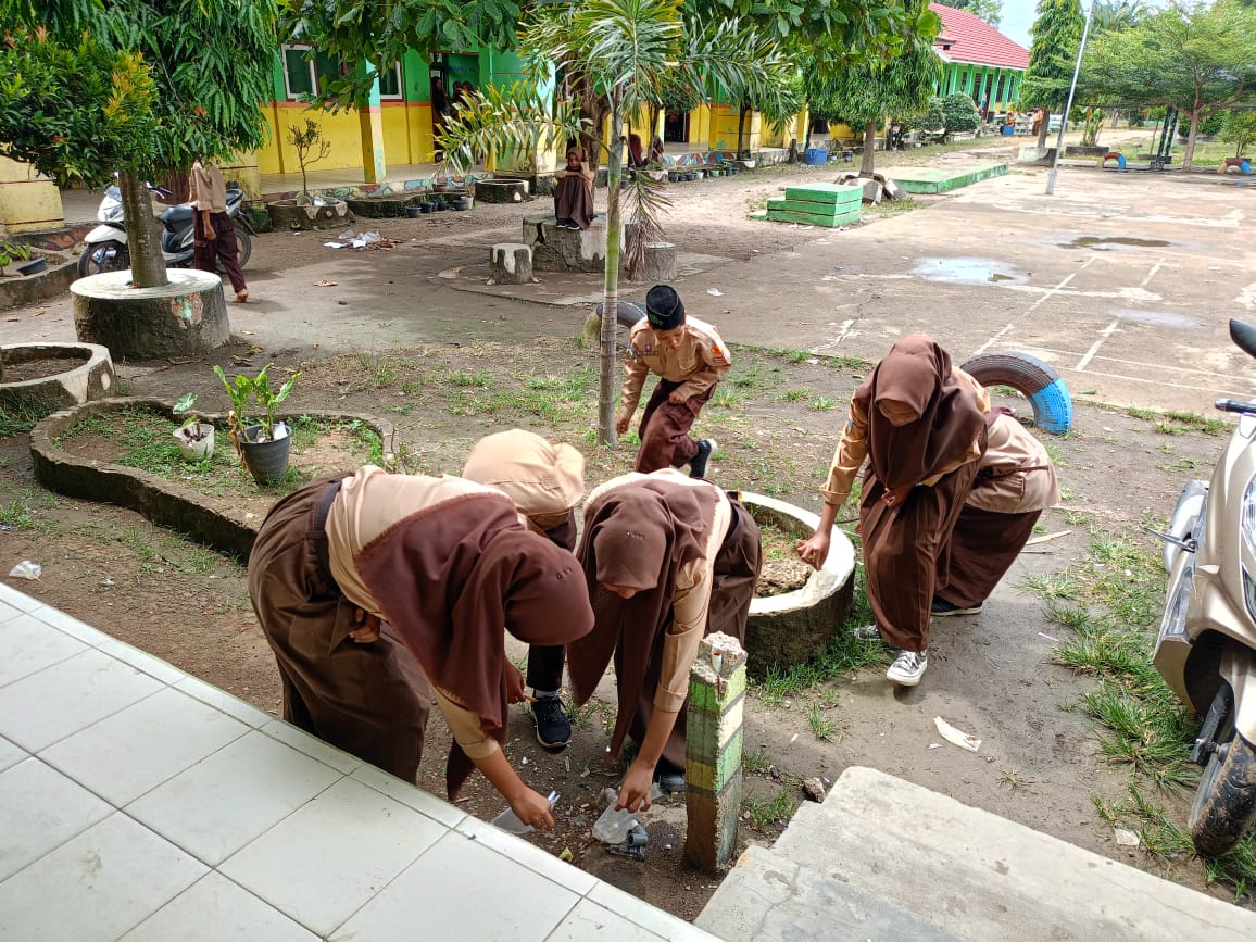 Bersih-Bersih Awali Masuk Ruang Kelas Sebelum KBM Bersih-Bersih Awali Masuk Ruang Kelas Sebelum KBM