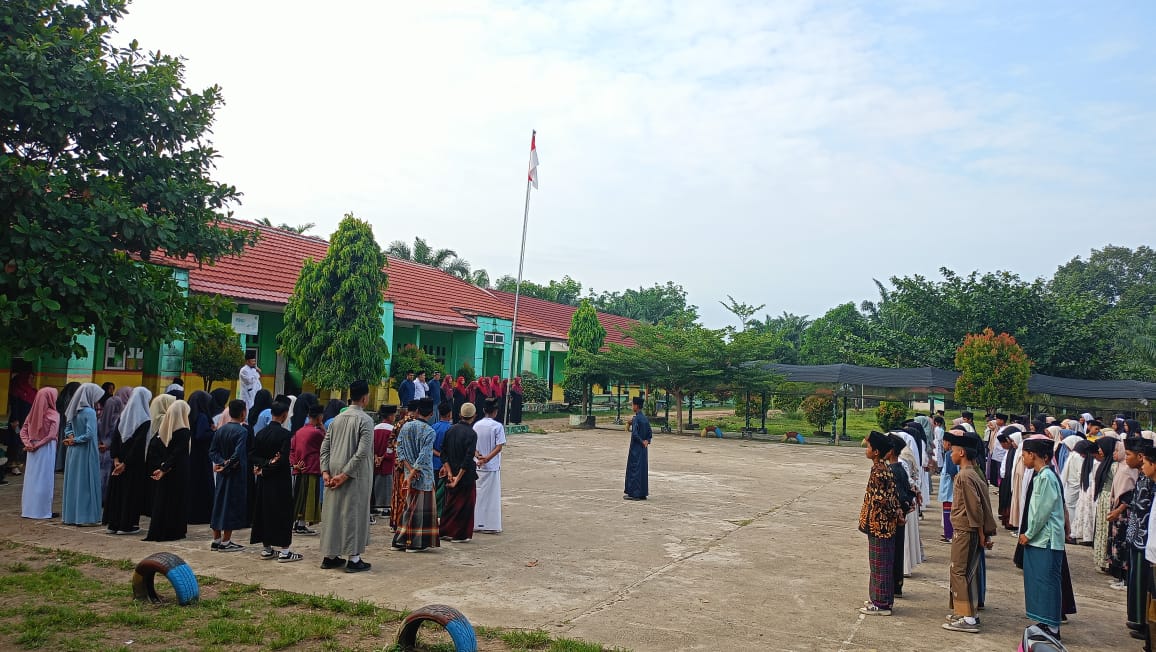 Peringati Hari Santri Dengan Upacara Peringati Hari Santri Dengan Upacara