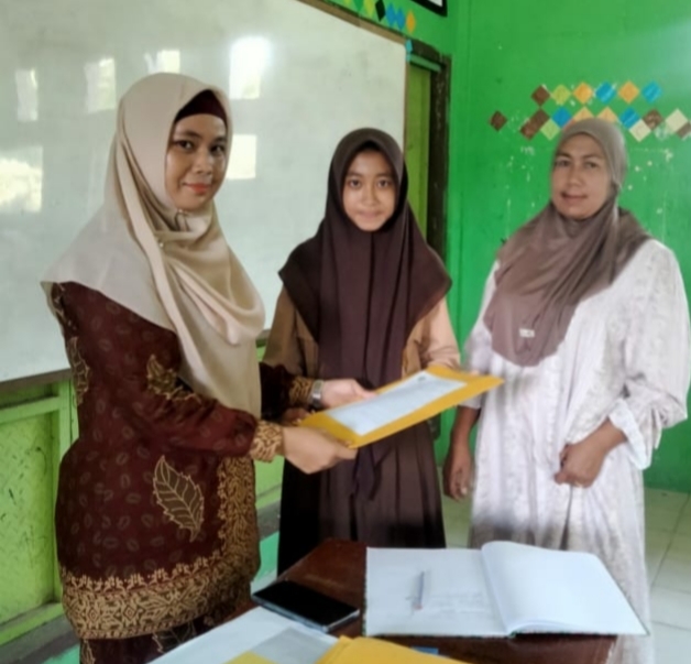 Siswa-siswi MTsNegeri 7 Batang Hari Secara Resmi Menerima Rapor Hasil Belajar