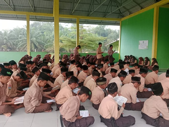 MTs Negeri 7 Batang Hari Rutin Gelar Yasinan Jumat Pagi