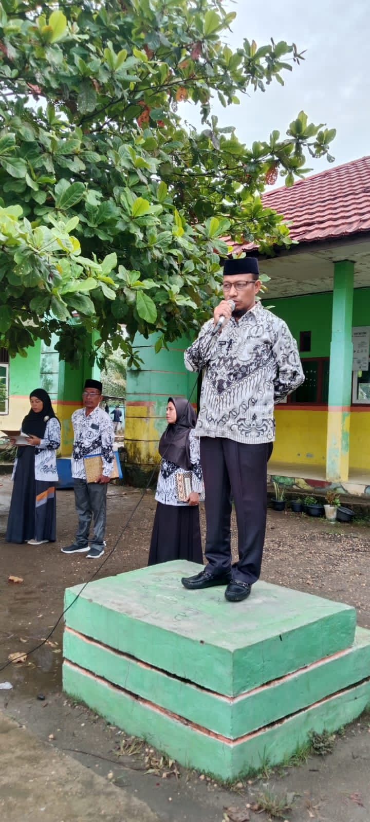 Keluarga Besar Madrasah Peringatan HGN Ke 79 Dengan Upacara