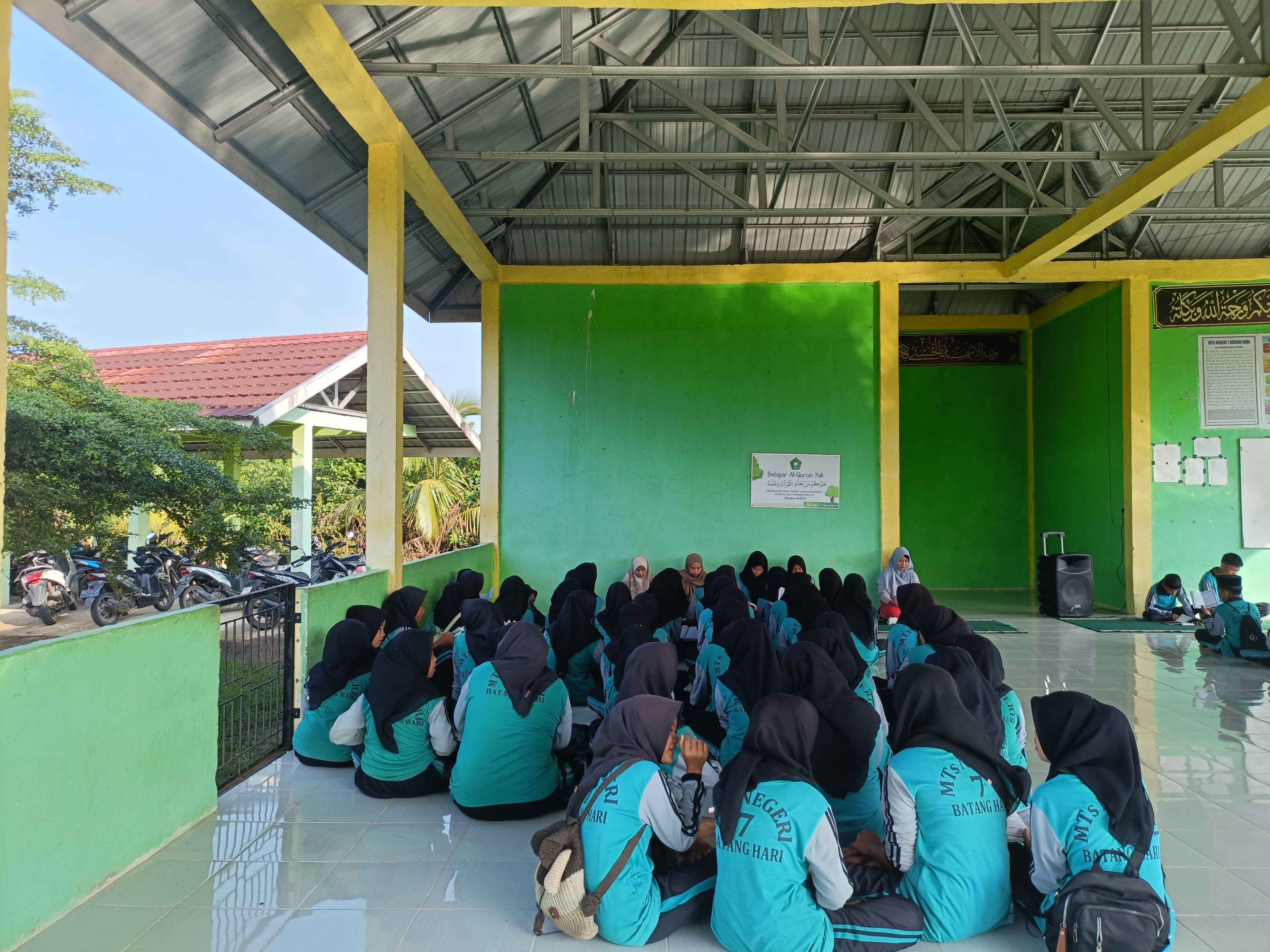 Jum'at Rutin Akhiri Tahun Pelajaran Ditutup Dengan Yasinan Dan Doa