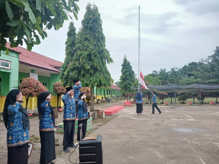 Majelis Guru MTsN 7 Batang Hari Jadi Petugas Upacara Sumpah Pemuda