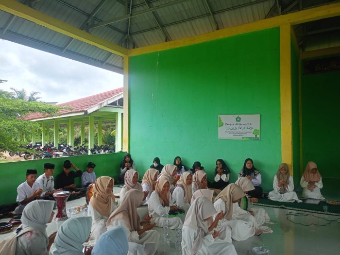 Sholawat Meriahkan Peringatan Maulid Nabi di MTsN 7 Batang Hari Sholawat Meriahkan Peringatan Maulid Nabi di MTsN 7 Batang Hari