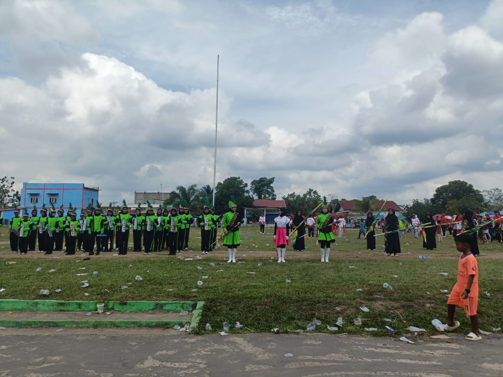 Pasukan Drumband Bahana Syiar Islami Tampil Memukau Pasukan Drumband Bahana Syiar Islami Tampil Memukau