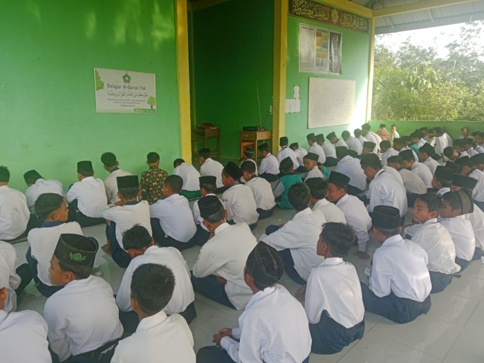 MTsNegeri 7 Batang Hari Gelar Sholat Zuhur Berjamaah Rutin MTsNegeri 7 Batang Hari Gelar Sholat Zuhur Berjamaah Rutin