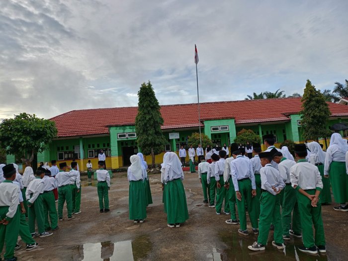Upacara Bendera Rutin Setiap Senin di MTsN 7 Batang Hari