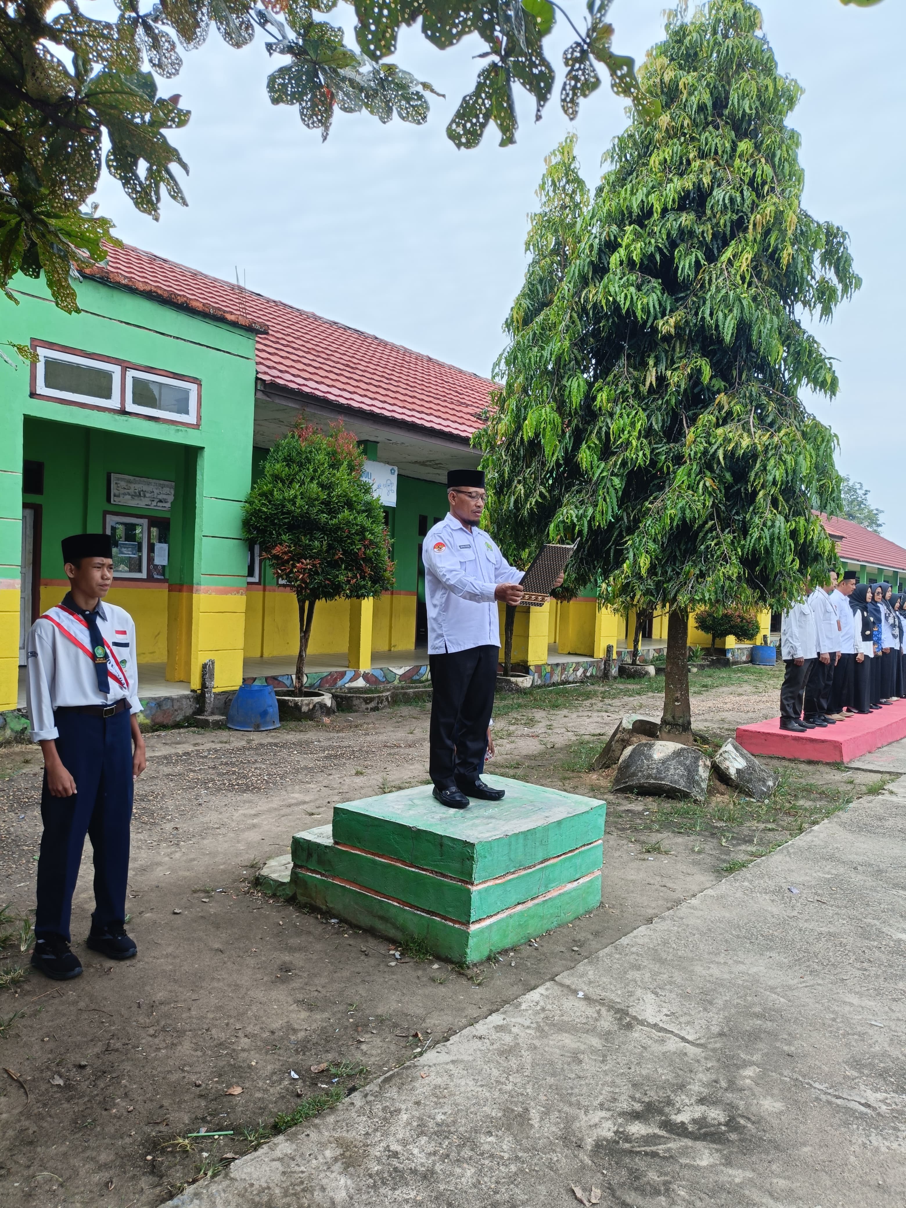 Bertindak Sebagai Pembina Upacara Harkitnas, Kepala Madrasah Sampaikan Pidato Menkomdigi