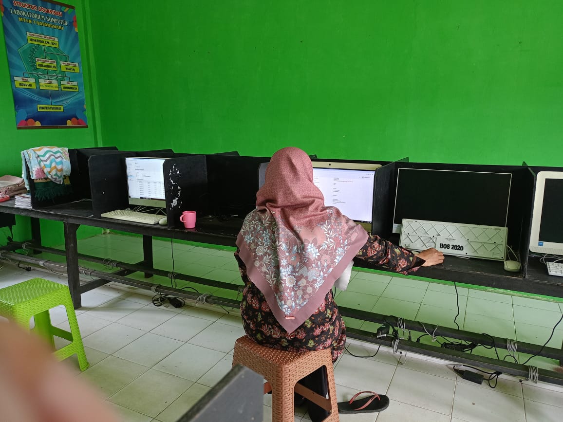 Kesibukan Guru Di Emis 4.0