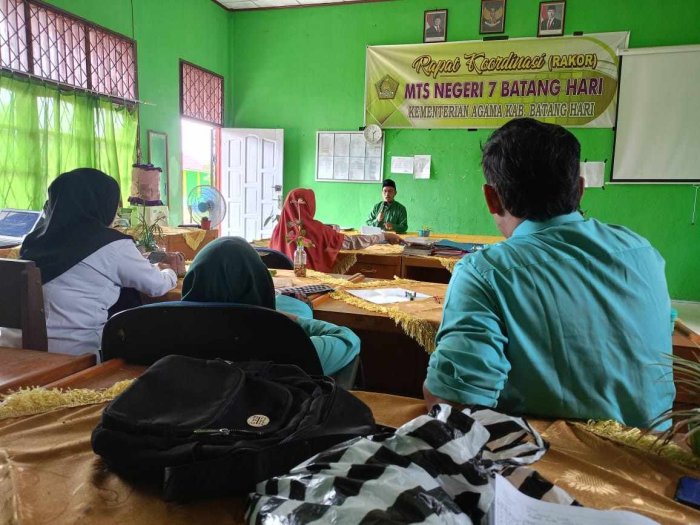 Rapat Pembagian Tugas Dipimpin Kepala Madrasah