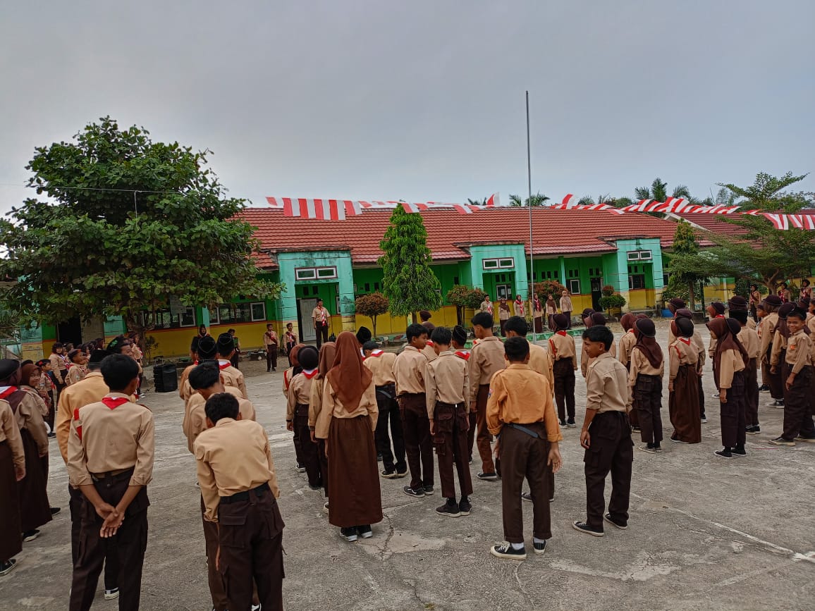 Keluarga Besar Madrasah Laksanakan Upacara Hari Pramuka